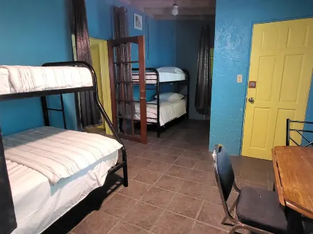 Tillett Gardens Guest House Отели в г. Тату