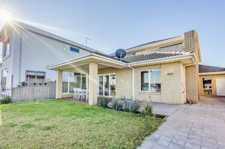 Stayau Magnificent Lakefront Villa Stunning Views