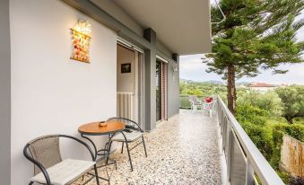 Seaside Family Haven - Avia's Spacious Getaway