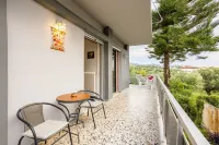 Seaside Family Haven - Avia's Spacious Getaway - parking