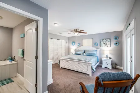 Beautiful tranquility, 1 block from the Indian River with heated pool