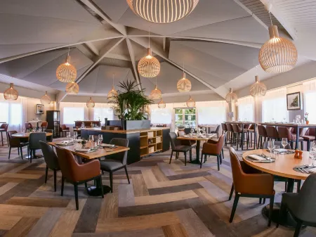 Logis hôtels le Saint Pierre Отели в г. Дё-Севр