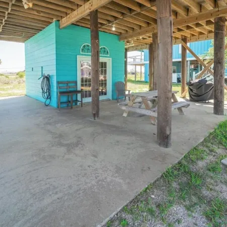 Walk to beach, restaurants, & shopping. Charming, pet-friendly 3BR bungalow.