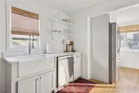 Linden Hills Edina. Remolded Home Near the Lakes. King Bed. Sleeps 10.