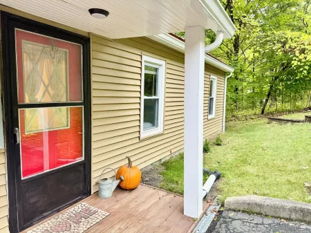 Cayuga lake cottage with private lake access Отели в г. Лансинг