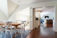 Spacious 1 bedroom apartment in town with a water view! Hotel a Camden