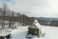 Stunning Views and Cozy Outdoor Space - Inviting Mountain Haven