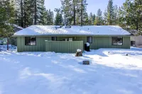 Cozy Fireplace, Private Hot Tub and Gas BBQ - Spacious Retreat