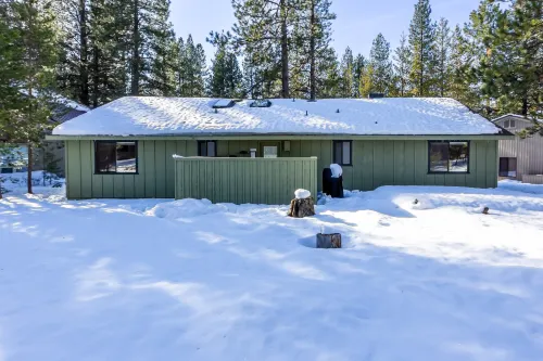 Cozy Fireplace, Private Hot Tub and Gas BBQ - Spacious Retreat
