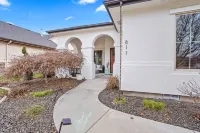 Large Modern 5 Bedroom Custom Home Centrally locat Hotels in Eagle