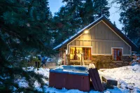 Secluded Cabin - Sturdy Metal Staircase in Pines 팀파노고스 케이브 국가기념물 주변 호텔