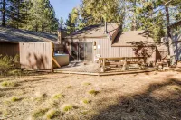 Charming Mountain Cabin with Hot Tub and Bikes - Cozy Retreat