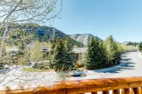 Cozy mountain-view condo with furnished deck, hot tub, & gym - walk to lifts