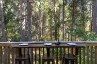 Lakes Edge Lodge| Stroll to the Lake Hotels in Crestline