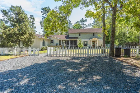 Tranquil Oasis - Serene Landscapes, WiFi, Exquisite Decor Отели в г. Пайнблафф