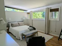 Charming Garden Retreat with Modern Design - Inviting and Tranquil