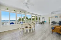 Tranquil Ocean Views and Expansive Terrace - Stunning Contemporary Haven Hotels in Kaneʻohe