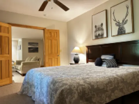 Hot Tub and Resort Amenities - Beautiful Alpine Getaway