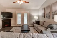 Contemporary Design and Outdoor Space - Stylish Townhome Retreat Hotels in Royal Pines