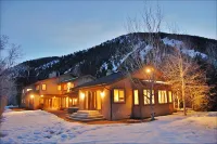 Expansive Living Spaces and Game Room - Stunning Mountain Retreat Отели рядом с достопримечательностью «Ketchum Overlook»