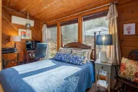 Charming Log Cabin with Hot Tub and Scenic Creek - Idyllic Retreat Các khách sạn ở Mars Hill