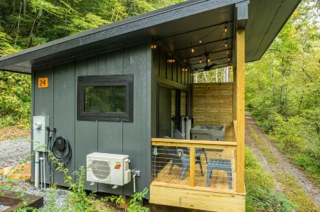 Riverside Retreat and Fishing Haven - Charming Nature Escape Отели в г. Трансильвания