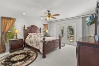 Sparkling Pool and Lush Backyard Oasis - Charming Vacation Retreat Hotels in North Port