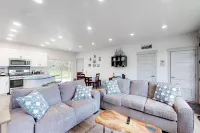 Modern, Dog-Friendly Home with a Full Kitchen, Washer/Dryer, Furnished Patio Hotels in Bandon