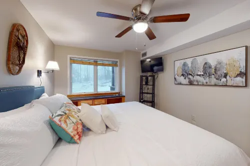 Ski-in/out condo with patio, full kitchen & high-speed WiFi Hotels in Cavendish