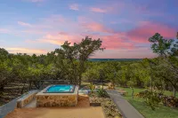 Bucolic Charm and Hot Tub - Sophisticated Modern Retreat Hotels in Hays County