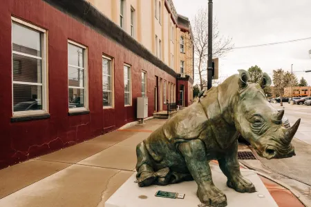 Cozy Downtown Studio with Easy Access and Unique Services - Charming Retreat Отели в г. Шеридан