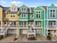 4-story dog-friendly home near beach with decks, pool, gym, washer/dryer, & AC