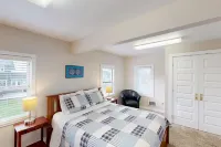 Cute, dog-friendly cottage w/ views in Nye Beach - walk to shops & the park Hotels in Newport