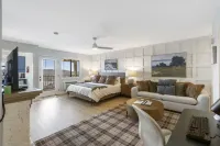 Stunning Views and Resort Amenities - Charming Lakeside Retreat