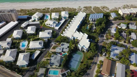 Beachfront Views and Heated Pool - Beautiful Island Retreat Отели рядом с достопримечательностью «Alvin's Island - Holmes Beach #753»