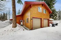 Spacious cabin with WiFi, gas fireplace, AC, hot tub, & seasonal pool