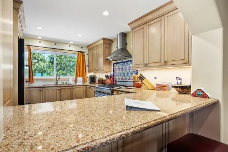 Stunning Ocean Views and Saltwater Pool - Elegant Spanish Retreat Отели рядом с достопримечательностью «Fletcher Cove Community Center»