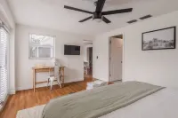 Heated Pool and Tiki Patio - Charming Tropical Hideaway Hotels in Largo