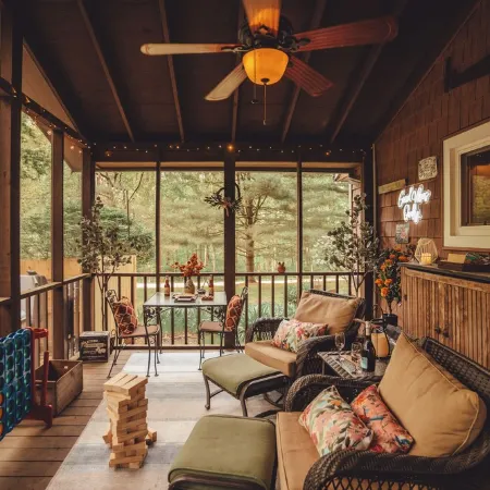 Luxury Cozy cabin with hot tub/ sauna/ Wifi/ close to rock house in Laurelville