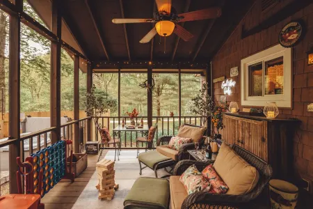 Luxury Cozy cabin with hot tub/ sauna/ Wifi/ close to rock house in Laurelville