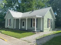 Charming 3 bedroom - Two Blocks from the Fountain Hotels near Somerset Cemetery