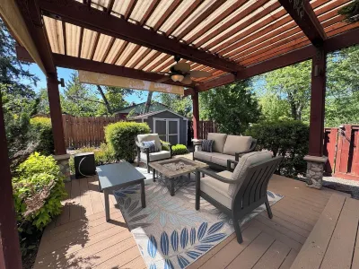 Swim Spa + Hot Tub, Private backyard, 6 Bedrooms Hotel in zona Hawks View Winery