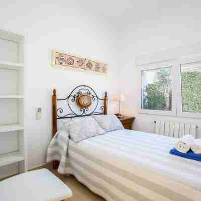Private pool, garden, barbecue and beach nearby Rooms