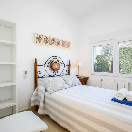 Private pool, garden, barbecue and beach nearby
