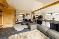 Rural Lodge Retreat with Hot Tub