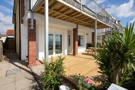 Absolute Beachfront with Decked Garden Oasis and Views Отели в г. Богнор-Регис