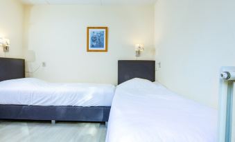 Restyled Holiday Home with Fireplace Near Beach