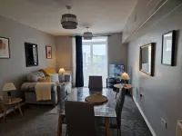 Stylish 2-bed Apartment - Sleeps 4, Parking & Wifi