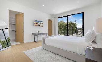 Villa Califa - Resort-style Living w/ Private Pool, Spa & Theater