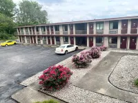 Suite Stay Evansville - parking